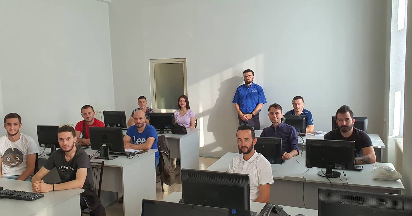 Grup studentësh në klasën e kompjuterëve